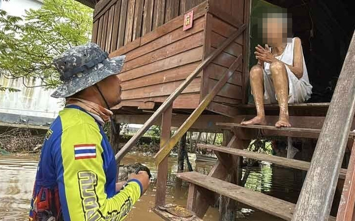 Rơi nước mắt cảnh cụ bà 90 tuổi mắc kẹt trong ngôi nhà 2 tầng vì lũ lụt Ảnh 2