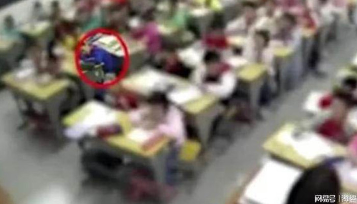 Cậu bé đành nằm gục trên bàn chờ.