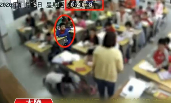 Khi nhận thấy sức khỏe không ổn, cậu bé đã liên tục giơ tay cầu cứu giáo viên