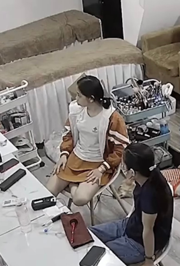 Sau đó, mọi người lại tiếp tục cuộc trò chuyện.