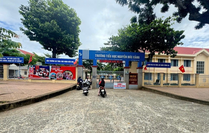 2 cô giáo Trường Tiểu học Nguyễn Đức Cảnh phải nhập viện sau khi ngửi phải mùi lạ.
