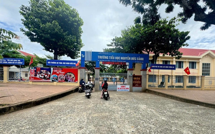 Ngửi phải mùi hôi lạ, 2 cô giáo ngất xỉu nhập viện, học sinh được đưa về nhà Ảnh 2