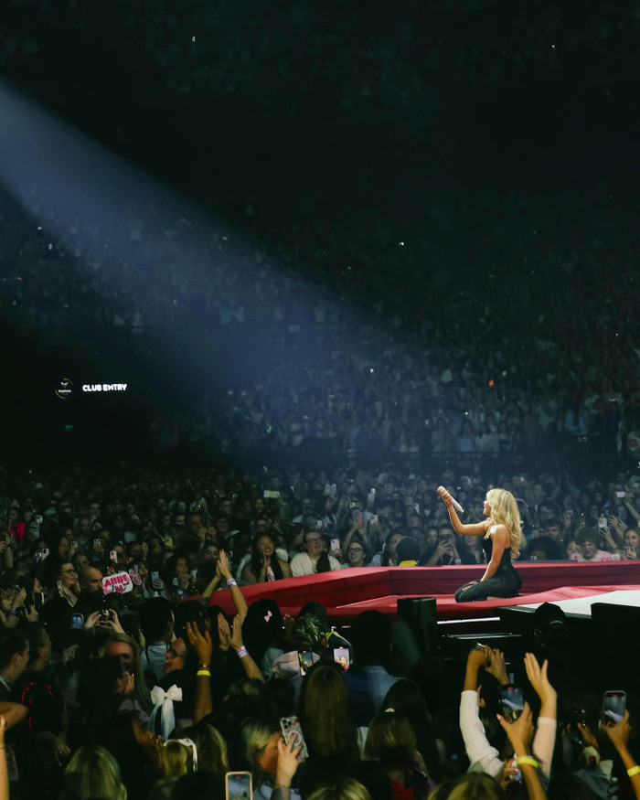 Sabrina Carpenter đăng ảnh Jin (BTS) lên trang cá nhân, căng mắt soi mới nhận ra Ảnh 1