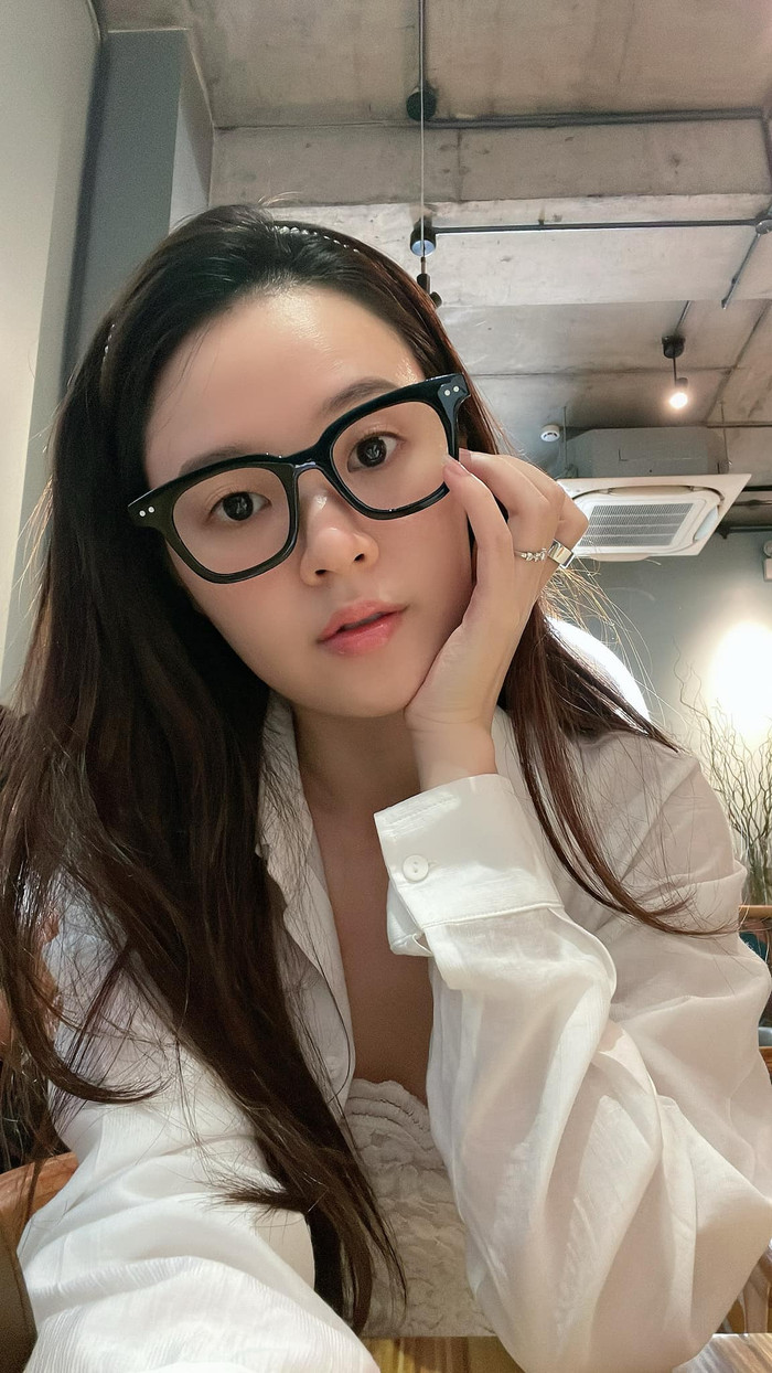 Midu trang điểm nhẹ, khéo tôn lên làn da căng bóng khoẻ mạnh. Ảnh: FBNV