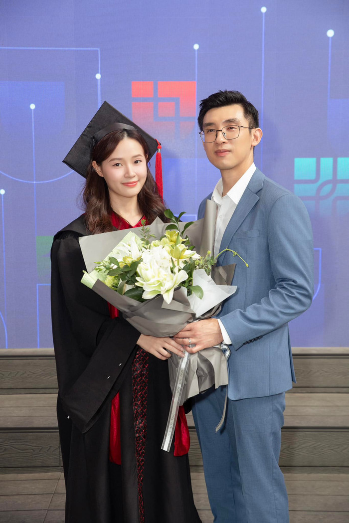Doanh nhân Minh Đạt đích thân 'tháp tùng' bà xã Midu đi nhận bằng tốt nghiệp Thạc sĩ. Ảnh: FBNV
