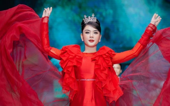 Lâm Khánh Chi khoe 'cặp kiếm nhật' nuột nà khi trổ tài catwalk Ảnh 2