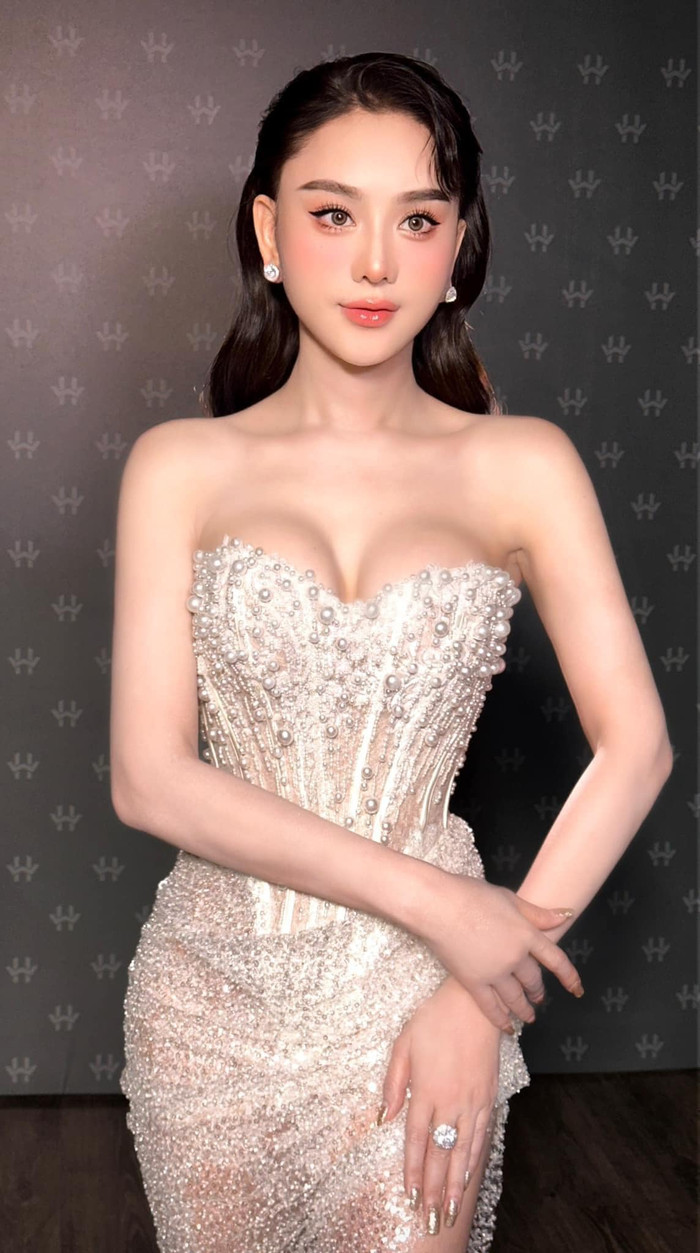 Lâm Khánh Chi gây ấn tượng với màn catwalk không thua kém người mẫu chuyên nghiệp.