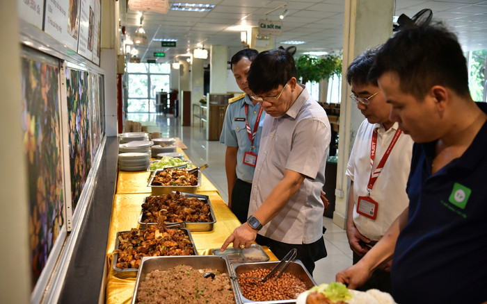Vụ sinh viên Bách Khoa ăn cơm canh thừa: Bếp ăn thừa nhận có gián chui vào máy thái thịt Ảnh 2