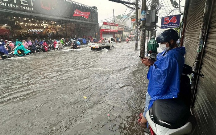TP.HCM mưa lớn biến đường phố thành 'biển nước', người dân lao đao trong nhà lẫn ngoài trời Ảnh 2
