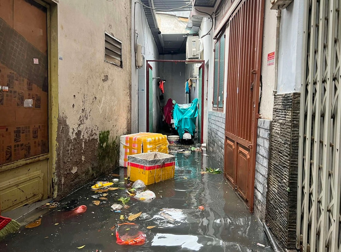 Người dân hẻm ngập cho biết sợ nhất là khâu dọn dẹp rác sau khi nước rút - Ảnh: Thanh niên