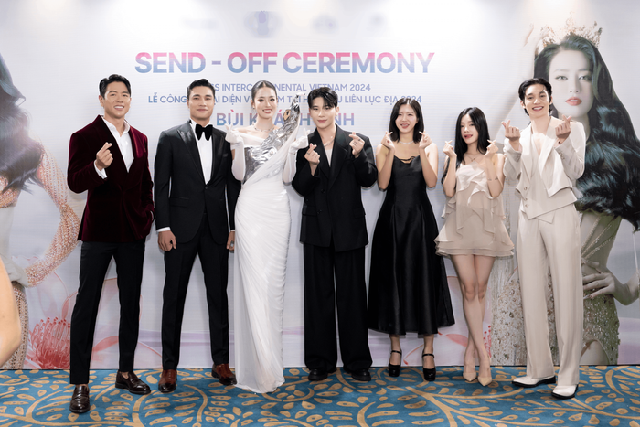Dàn cast Đảo Thiên Đường xuất hiện với trang phục sang trọng, lịch sự tạo nên sự 'bùng nổ' visual trên thảm đỏ. 