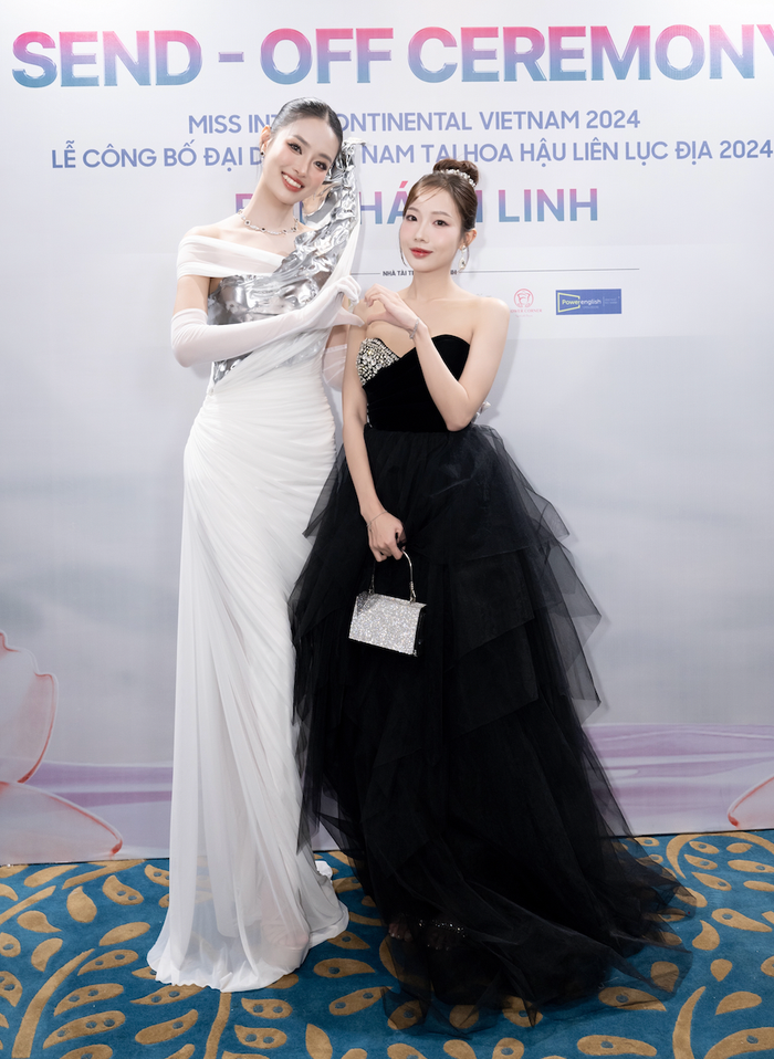 Yuna Vũ đến ủng hộ đàn em với mẫu váy cúp ngực 'thiên nga đen'. Người đẹp được khen ngợi với nhan sắc ngọt ngào trong trẻo. Cô phối thêm túi nhỏ được đính đá lấp lánh và tông trang điểm căng bóng, nhẹ nhàng. 