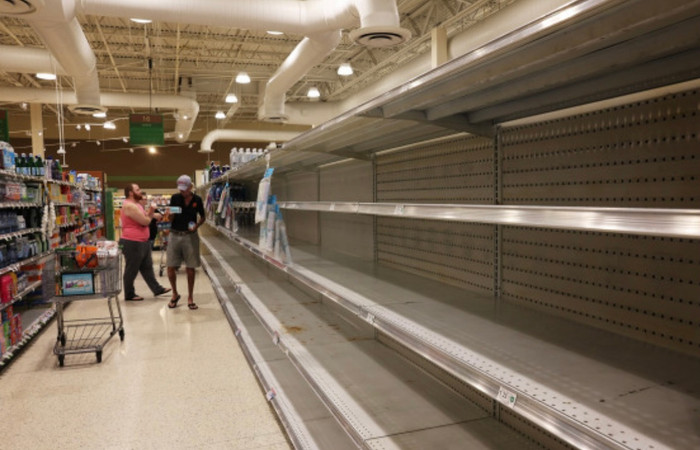 Các kệ hàng trống rỗng tại một cửa hàng tạp hóa ở St. Petersburg, Florida, hôm qua, khi người dân địa phương đang chuẩn bị khẩn cấp cho cơn bão Milton sắp đổ bộ.