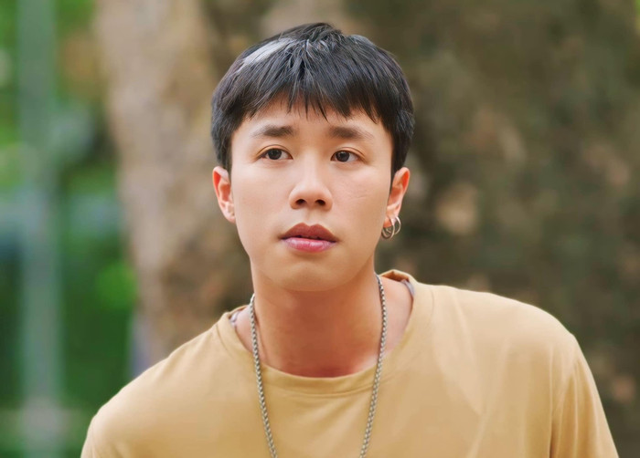 Đi giữa trời rực rỡ liên tục gây tranh cãi vì kịch bản lỏng lẻo, thậm chí bị đánh giá là cổ vũ tư tưởng lệch lạc. 