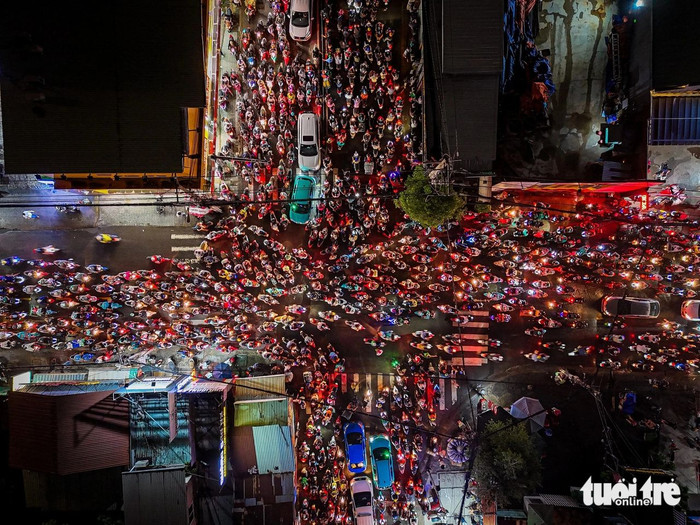 Nút giao Ung Văn Khiêm - Nguyễn Gia Trí (Bình Thạnh) kẹt cứng. Ảnh: Tuổi Trẻ Online.