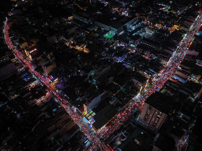 Tại các nút giao, giao thông hiện vẫn đang ùn ứ nghiêm trọng. Ảnh: Tuổi Trẻ Online.