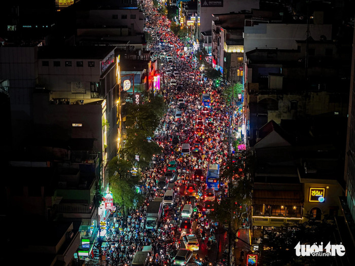 Tình trạng kẹt xe được cho là do mưa lớn, ngập lụt. Ảnh: Tuổi Trẻ Online.