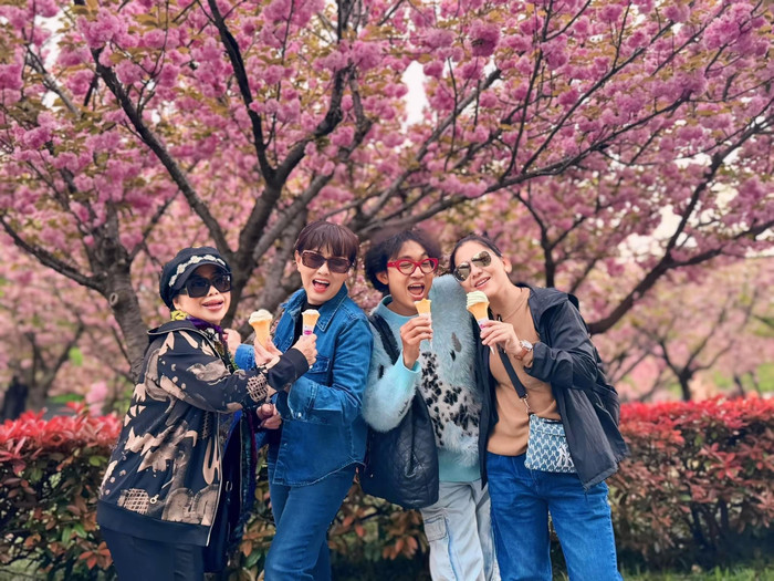 Nữ diễn viên bên nhóm đồng nghiệp thân thiết.