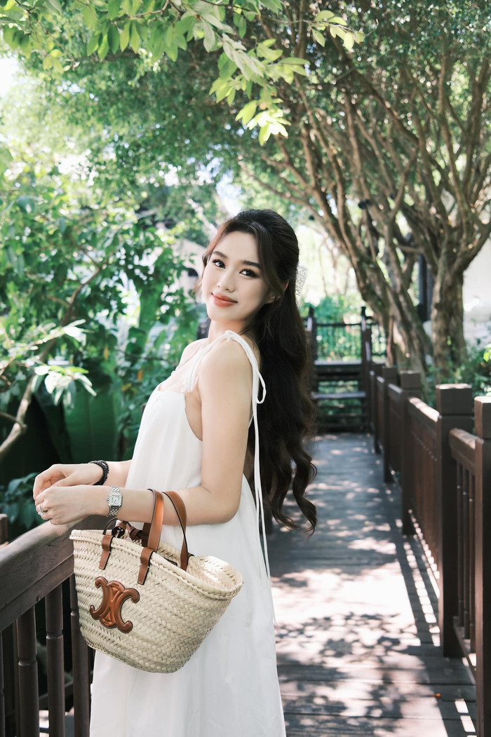 Hậu kết thúc nhiệm kỳ, Hoa hậu Đỗ Thị Hà vướng nghi vấn hẹn hò một thiếu gia hơn cô 7 tuổi.