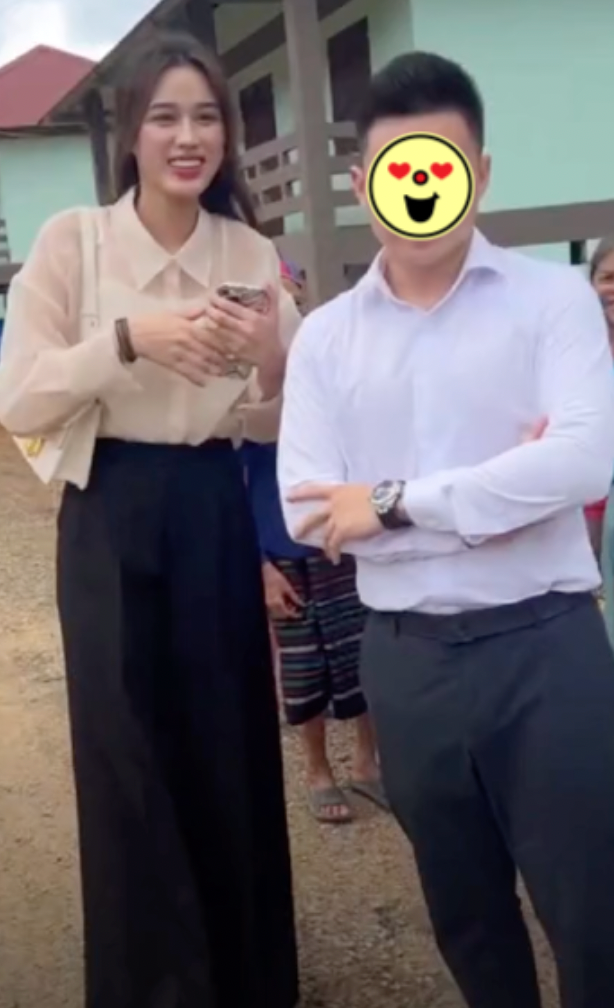 Hoa hậu Đỗ Thị Hà và bạn trai lộ ảnh đồng hành cùng nhau tại một hoạt động.