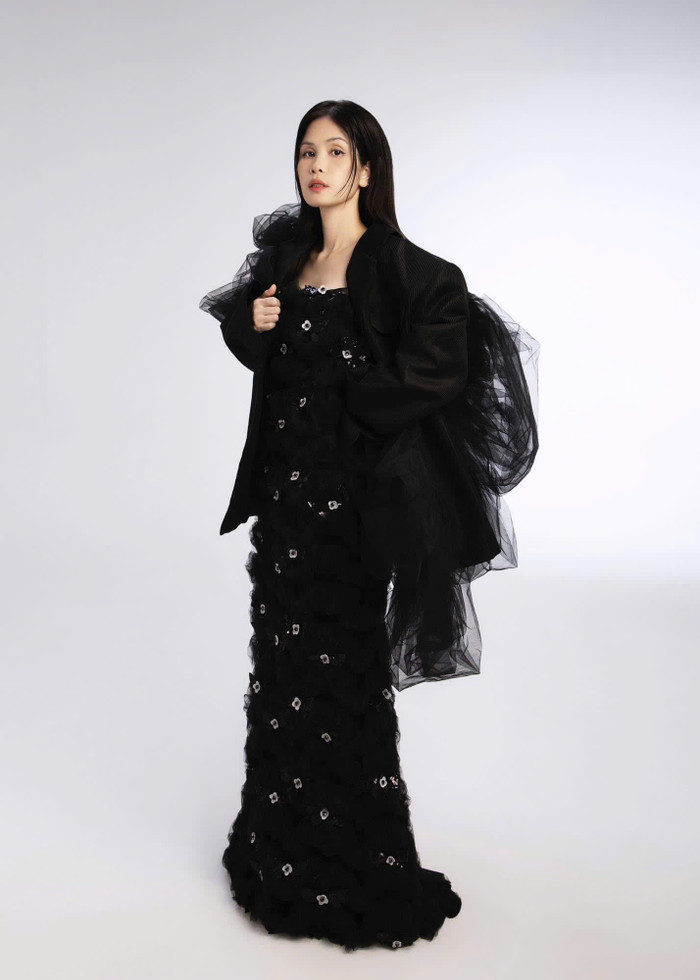 Bà xã Duy Mạnh có gu thời trang sành điệu.