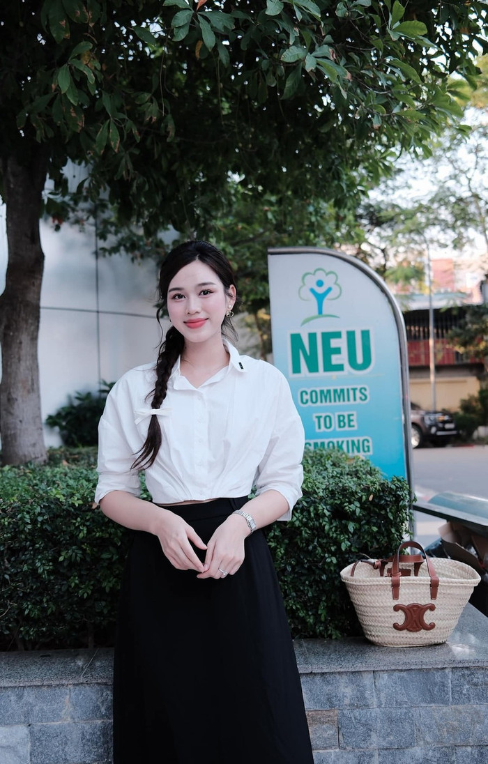 Nàng hậu xứ Thanh thường xuyên đeo nhẫn ở ngón giữa.&nbsp;