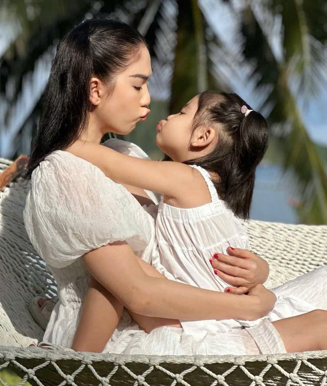 Con gái nuôi Ngọc Trinh được sống trong môi trường đầy đủ vật chật, nuôi dạy sát sao.