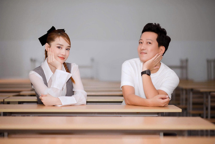 Trường Giang - Nhã Phương trẻ trung trong bộ ảnh kỷ niệm 10 năm bên nhau. 