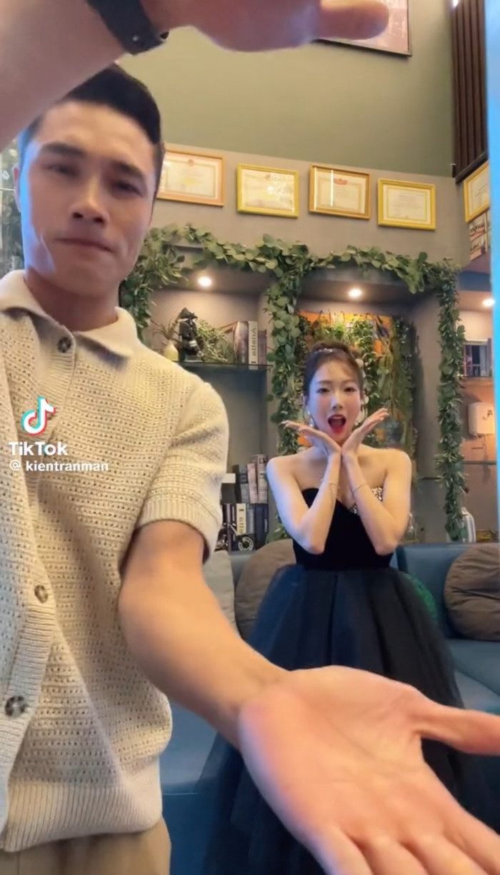 Cả hai còn không ngần ngại quay clip 'đu trend' TikTok cùng nhau. 