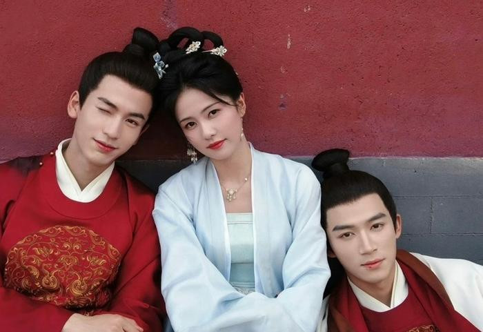 Bạch Lộc liên tục phải nâng đỡ các gà nhà cùng công ty.