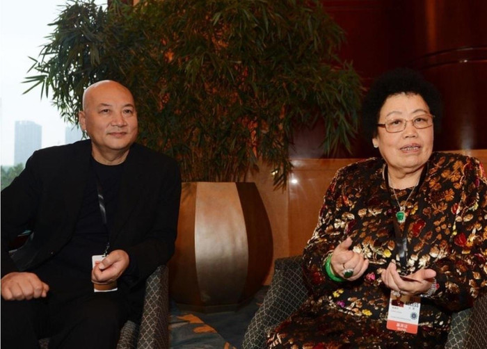 Trì Trọng Thụy tháp tùng vợ trong các sự kiện.