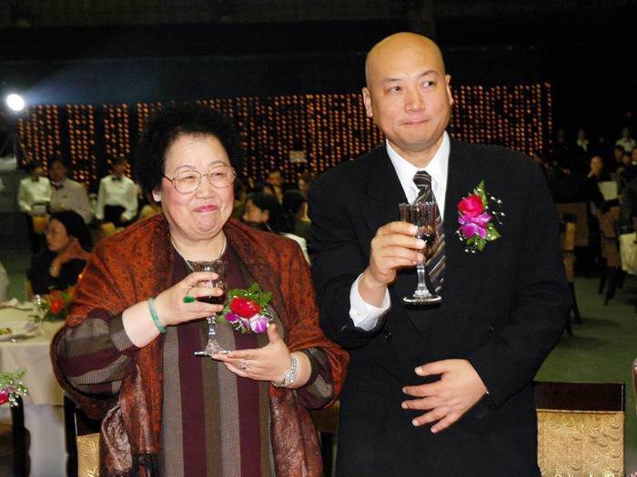 Nam diễn viên từ bỏ sự nghiệp kết hôn cùng vợ tỷ phú hơn 11 tuổi.