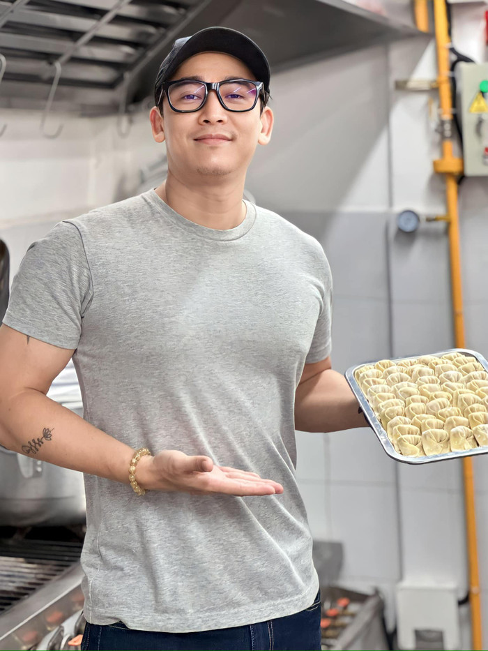 Nam diễn viên có niềm đam mê lớn với ẩm thực, thường xuyên tự đứng bếp tại quán ăn của mình.