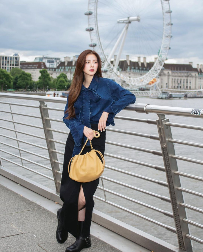 Baifern Pimchanok ghi điểm mạnh mẽ khi trở thành diễn viên chính trong dự án phim ảnh 'ăn khách' Chiếc lá cuốn bay. Sản phẩm này cũng góp phần giúp cô thăng hạnh danh tiếng vùn vụt, leo lên hàng ngũ ngôi sao hạng A tại làng giải trí Thái Lan. Baifern Pimchanok 'đắt show' từ đó, trở thành gương mặt quen thuộc tại các sự kiện. Đặc biệt, thời trang dự sự kiện của Baifern Pimchanok luôn mang một mẫu số chung.