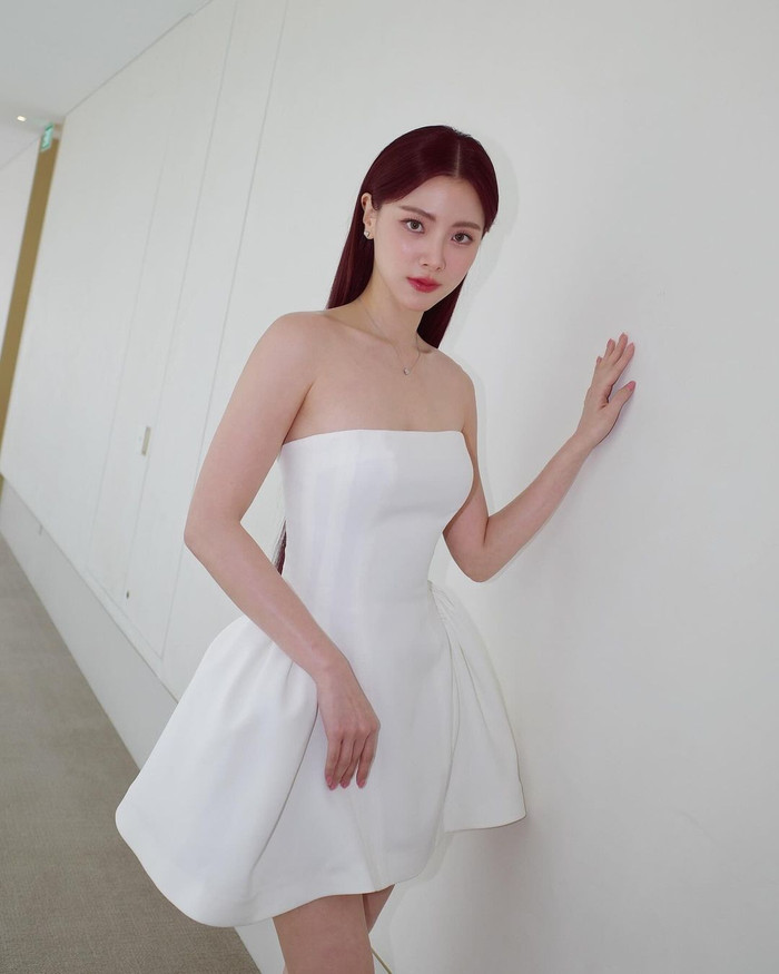 Tham gia một sự kiện diễn ra ngoài trời, Baifern Pimchanok diện mẫu váy xoè, theo tông màu trắng thanh lịch, sang trọng. Với form dáng cúp ngực, nữ diễn viên khoe léo bờ vai trần cùng đường xương quai xanh sắc nét.