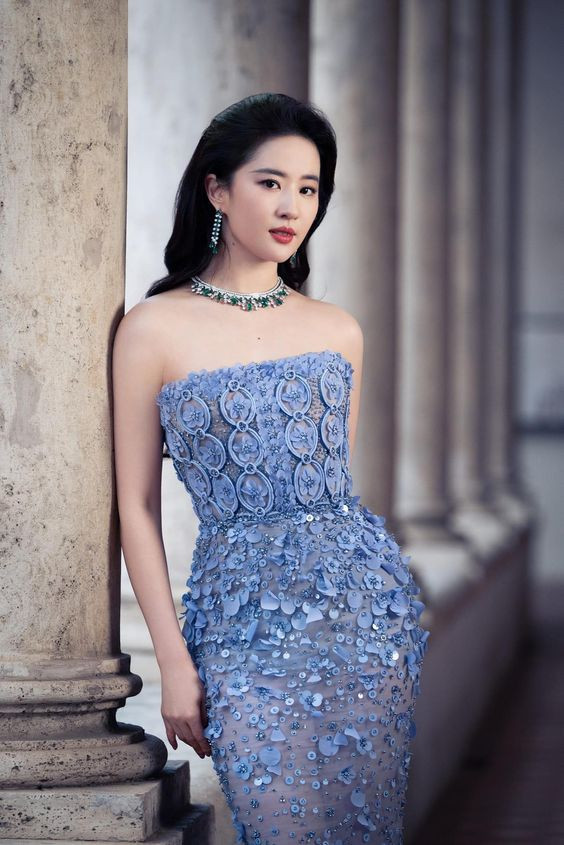 Lưu Diệc Phi gây sốt trong tháng 9 nhờ dư âm từ bộ phim Câu Chuyện Hoa Hồng. Ngoài ra, sự xuất hiện tại các sự kiện của nữ diễn viên cũng gây sốt vì nhan sắc quá xinh đẹp. Ngoài ra, tên của Lưu Diệc Phi cũng được nhắc tới trong những bài viết liên quan đến thành công của đồng nghiệp cùng lứa như Triệu Lệ Dĩnh. 