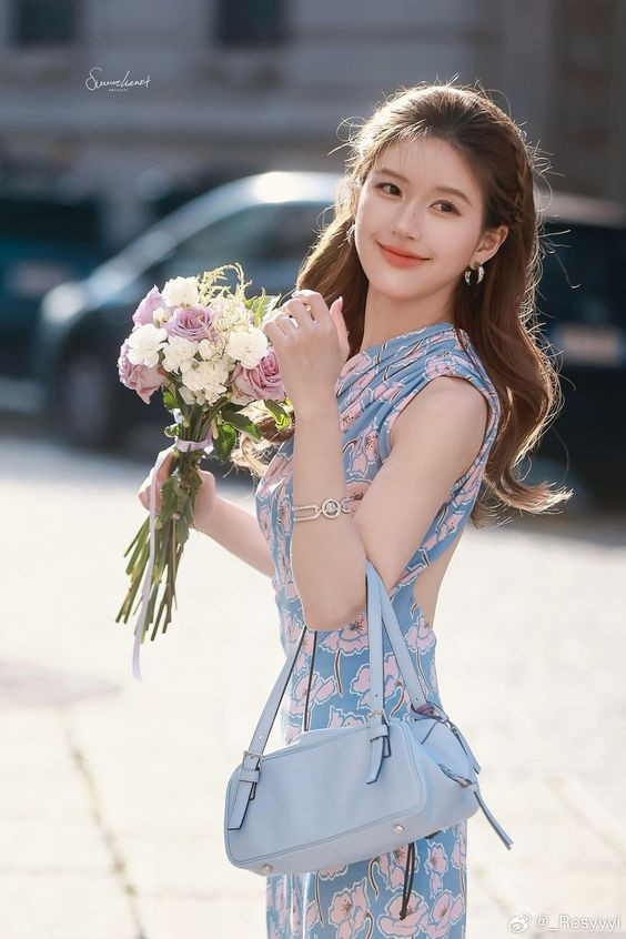 Triệu Lộ Tư là cái tên được nhắc đến nhiều nhất trong tháng 9/2024. Ngoài nhờ tạo hình cực đẹp mắt trong Hãy Để Tôi Tỏa Sáng, nữ diễn viên cũng thu hút nhiều lượt thảo luận liên quan đến nhan sắc khác lạ, nghi vấn phẫu thuật thẩm mỹ... Tuy có cả những từ khóa tích cực và tiêu cực nhưng không thể phủ nhận nữ diễn viên có độ hot không thể chối cãi, dễ dàng tạo ra những topic 'giữ nhiệt' cho tên tuổi dù không có phim lên sóng. 