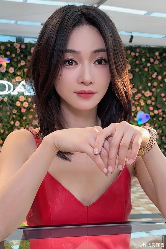 Vốn không được chú ý quá nhiều, Ngô Cẩn Ngôn bất ngờ trở thành đề tài được bàn tán sôi nổi trên mạng xã hội sau khi công khai kết hôn với bạn diễn Hồng Nghiêu. Nữ diễn viên được cho đã hẹn hò suốt 7 năm và hiện đang có bầu. 
