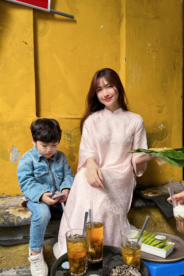 Nhiều người khen ngợi vẻ ngoài như 'soái ca nhí' của bé Bo. Ở tuổi lên 5, cậu bé được mẹ nuôi dạy tử tế, hiểu chuyện và sáng dạ.