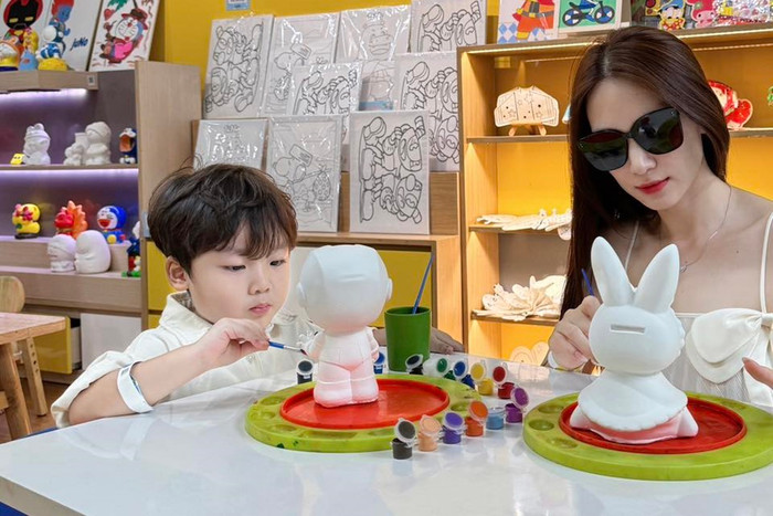 Con trai Hòa Minzy ham học hỏi, sống tình cảm. Nữ ca sĩ cho biết cô không ép buộc, tạo áp lực cho con, mà bé tự nguyện thích học. 