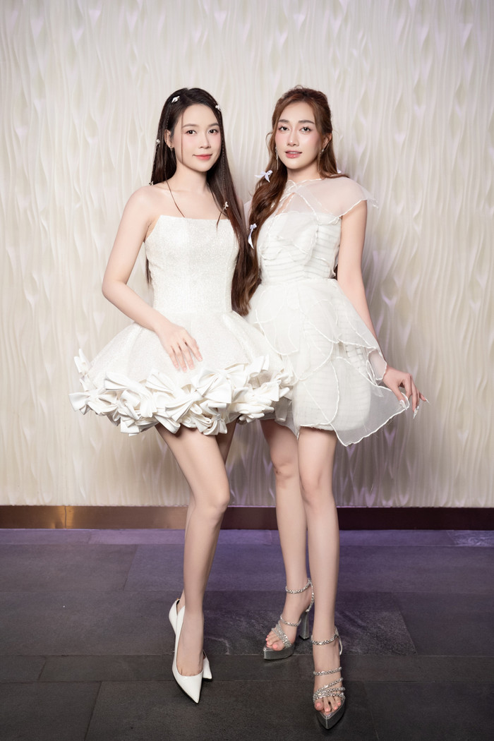 'Để 2 đứa nhỏ ở nhà để đi quay thì thú thật là đến giờ vẫn chưa quen. Từ lúc sinh con cho đến giờ, gần như lúc nào tôi cũng ở bên các con. Đi làm nhớ con lắm', Sam bày tỏ. Nữ diễn viên kể thêm, cô đã thay đổi rất nhiều sau khi lấy chồng, sinh con. Trước đây, Sam là người tham công tiếc việc, có giai đoạn cô ở trường quay liên tục, làm đến mức ngất xỉu phải đi cấp cứu. Cũng là quá ham làm mà Sam sụt cân liên tục. 