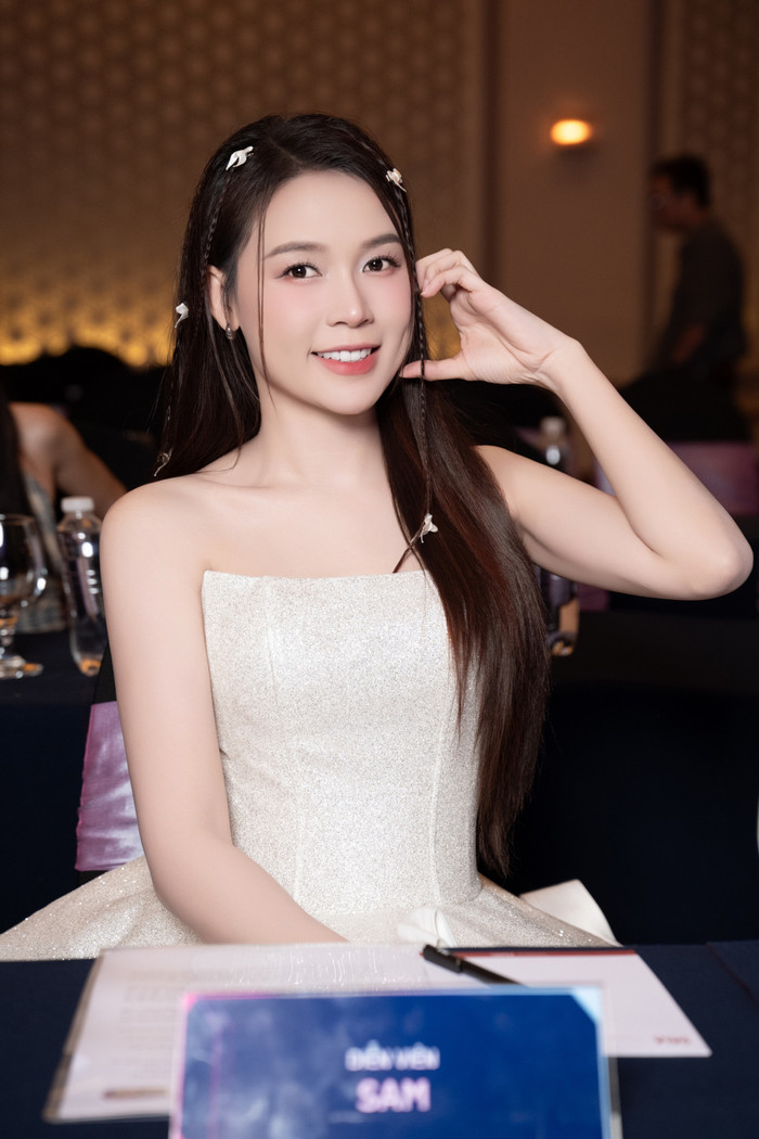 Từ sau khi lên chức mẹ, Sam hầu như gác lại các hoạt động nghệ thuật. Nữ diễn viên cho biết cô quá bận với việc chăm sóc 2 bé sinh đôi và quản lý công việc kinh doanh nên chưa nghĩ tới chuyện quay lại với hoạt động nghệ thuật sớm. Tuy nhiên, sau khi nhận lời mời từ ekip sản xuất, Sam đã 'chốt đơn luôn'. 