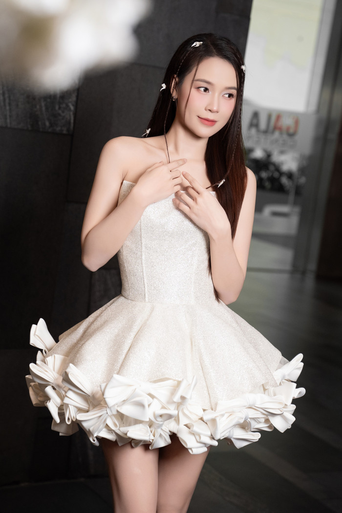 Diện chiếc váy trắng khoe vai trần gợi cảm, Sam thu hút mọi ánh nhìn, chiếm spotlight ở sự kiện. Nữ diễn viên cho biết đây là chương trình đánh dấu sự trở lại của cô sau khoảng thời gian sinh con, chăm con và dồn sức làm kinh doanh.