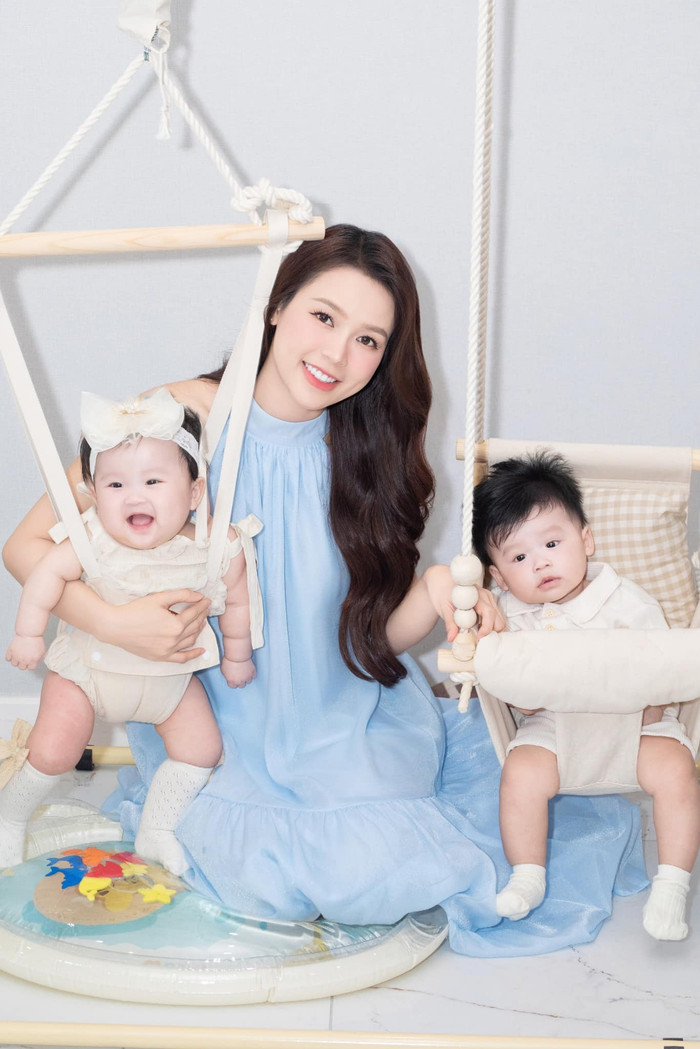 Tuy nhiên, chồng đã thay đổi suy nghĩ của cô, anh giúp cô nhận ra là ngoài công việc thì vẫn cần phải dành thời gian cho bản thân và gia đình. 'Hồi xưa, tôi dành rất nhiều thời gian cho công việc, rất ít khi ở nhà. Tôi gần như chỉ về nhà vào đêm muộn rồi lăn ra giường ngủ thôi. Còn ban ngày, tôi luôn có mặt ở phim trường. Bây giờ thì hoàn toàn ngược lại, tôi gần như vào vai mẹ bỉm suốt 24 tiếng, dành hết thời gian cho 2 bé. Nếu như có công việc gì đó đòi hỏi mình phải ra ngoài thì tôi sẽ cố gắng thu xếp, nhưng 2 con vẫn là ưu tiên hàng đầu. Tôi biết tận hưởng cuộc sống hơn, biết nên làm gì và từ chối những gì. Hiện tại, tôi hạnh phúc và không mong gì ngoài sức khỏe'.