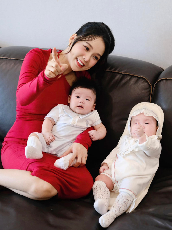 Nói về việc làm cách nào cân bằng giữa công việc kinh doanh và hoạt động nghệ thuật, Sam bày tỏ: 'Trước đây, tôi chủ yếu dành thời gian cho nghệ thuật, dốc hết sức để theo đuổi đam mê của mình. Vì thế, lúc đó, tôi ưu tiên nghệ thuật hơn kinh doanh. Còn ở thời điểm này, tôi đẩy mạnh việc kinh doanh hơn. Tuy nhiên, không vì thế mà tôi bỏ lơ nghệ thuật, tôi sẽ cố gắng cân bằng 2 thứ. Nhưng vào thời điểm này, 2 con của tôi còn nhỏ quá nên mình không hoạt động nhiều như trước được. Tôi có chọn lọc và kỹ càng trong mọi vấn đề hơn'.