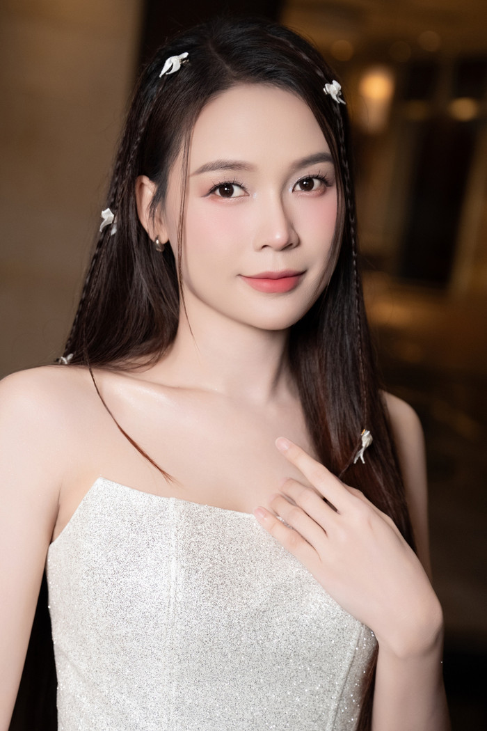 Sam vừa xuất hiện trong buổi họp báo ra mắt chương trình 'Người yêu tôi đỉnh nhất', Sam gây bất ngờ cho khán giả bởi vẻ ngoài xinh đẹp, nuột nà bất chấp việc vừa sinh 2 con.