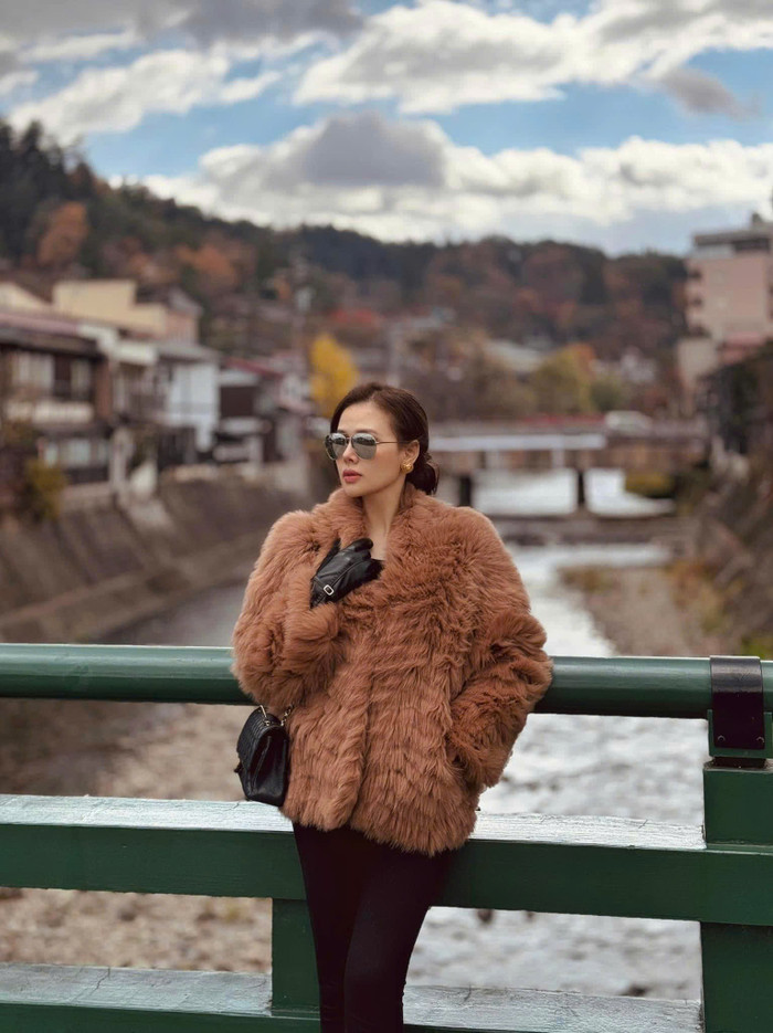   Nữ diễn viên tận hưởng cuộc sống sang chảnh.