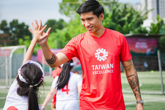 Người hâm mộ hi vọng hậu vệ Đoàn Văn Hậu sẽ nhanh chóng hồi phục sức khoẻ, trở lại sân cỏ sau thời gian dài vắng mặt. 