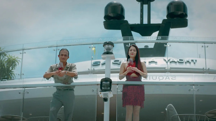 'Tình địch' Phương Oanh lộ diện khoe vóc dáng nóng bỏng khiến dân tình nghẹt thở Ảnh 1