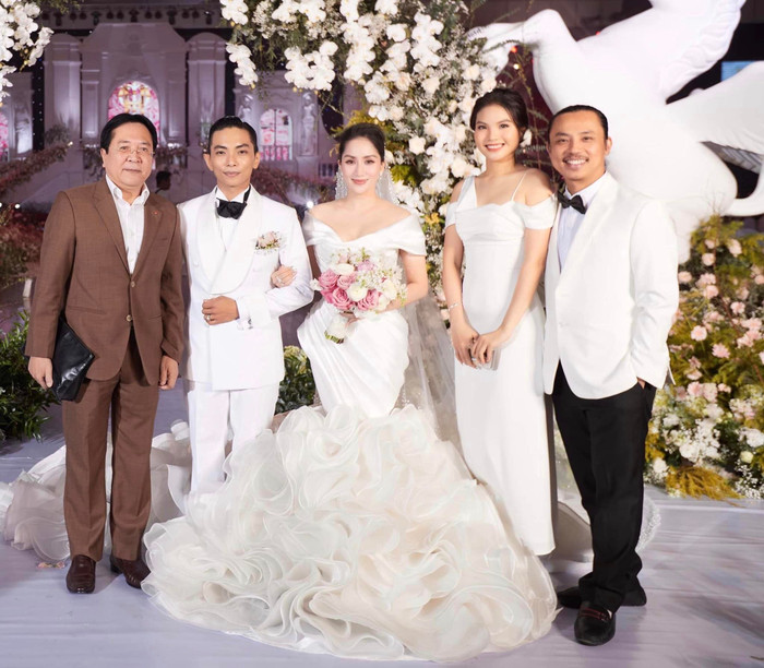 Vợ chồng Chí Anh từng đến dự đám cưới của Khánh Thi - Phan Hiển. Ảnh: FBNV